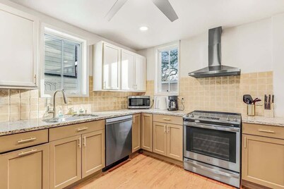 Spacious 4BR Duplex Unit - Walk to Asbury Beach !