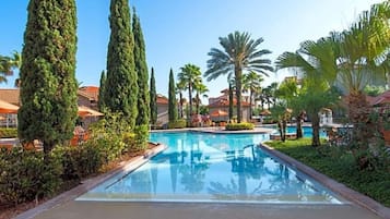 Een verwarmd zwembad