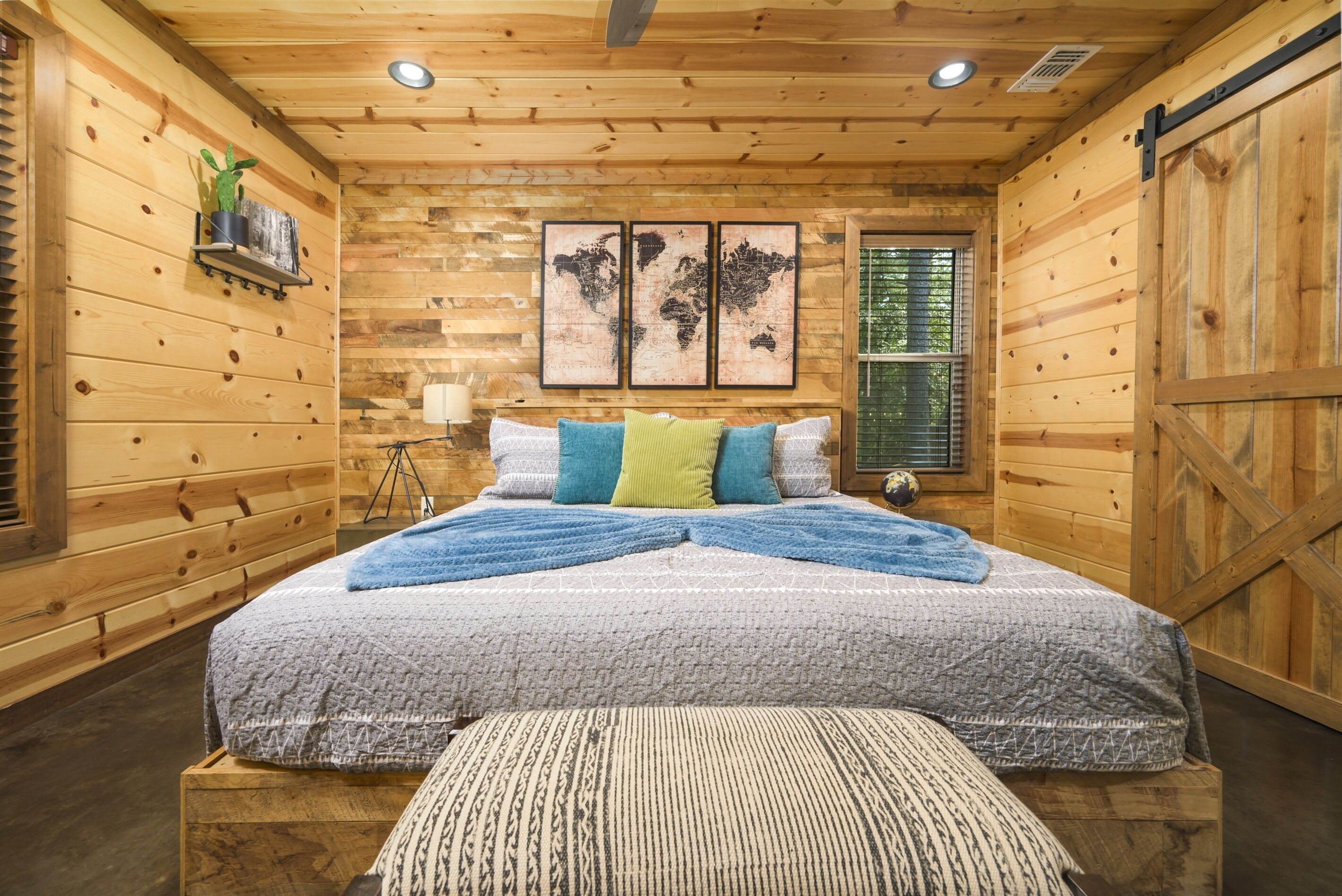 6 bedrooms, desk, iron/ironing board, travel crib