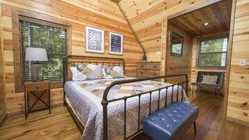 6 slaapkamers, een bureau, een strijkplank/strijkijzer, reisbedje