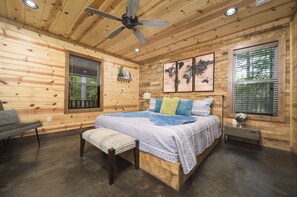 6 dormitorios, escritorio, tabla de planchar con plancha y cuna de viaje