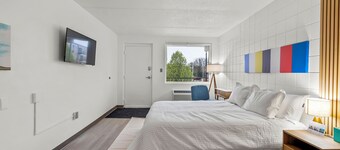 Stay Downtown, Free Gated Parking, Renovated Studio! 527