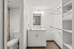 Hair dryer, towels, soap, shampoo - Stay Downtown, Free Gated Parking, Renovated Studio! 527 (Cedar Falls)