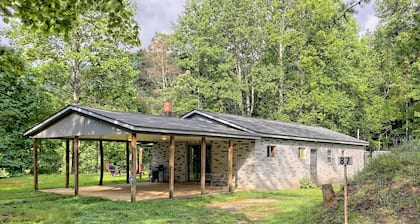 Papa's Place | 10 min Black Rock Mountain | Peaceful & Private | Dogs Welcome!