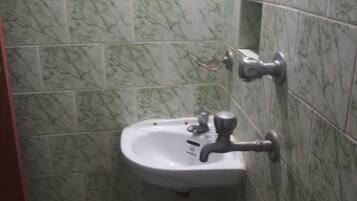 Haartrockner, Handtücher, Seife, Shampoo