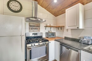 Réfrigérateur, micro-ondes, plaque de cuisson, lave-vaisselle