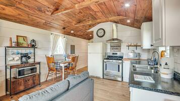 Fridge, microwave, stovetop, dishwasher