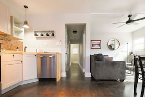 Smart TV - Sunny Downtown Oasis · Hot Tub · Casita Verde (Cañon City)