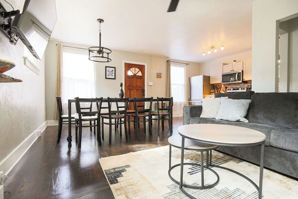 Smart TV - Sunny Downtown Oasis · Hot Tub · Casita Verde (Cañon City)