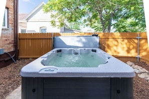 Outdoor spa tub - Sunny Downtown Oasis · Hot Tub · Casita Verde (Cañon City)