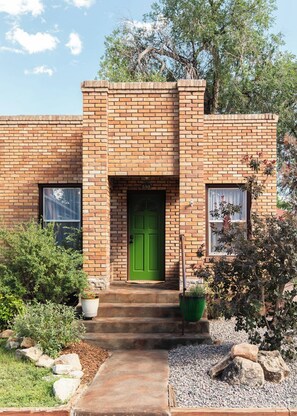 Exterior detail - Sunny Downtown Oasis · Hot Tub · Casita Verde (Cañon City)