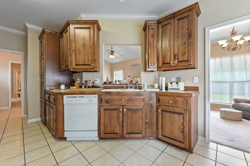 Southern Comfort - fenced-in backyard near downtown Ocean Springs & beaches!