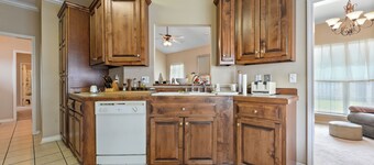 Southern Comfort - fenced-in backyard near downtown Ocean Springs & beaches!