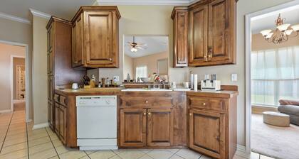 Southern Comfort - fenced-in backyard near downtown Ocean Springs & beaches!