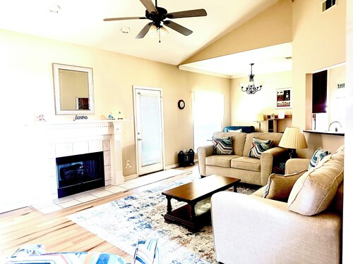 3bd/2br w/fenced backyard near downtown Ocean Springs & beach! Southern Comfort