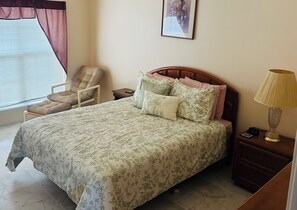 3 bedrooms, desk, iron/ironing board, free WiFi