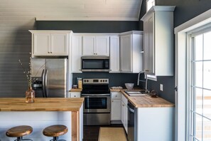 Kylskåp, mikrovågsugn, ugn och spishäll