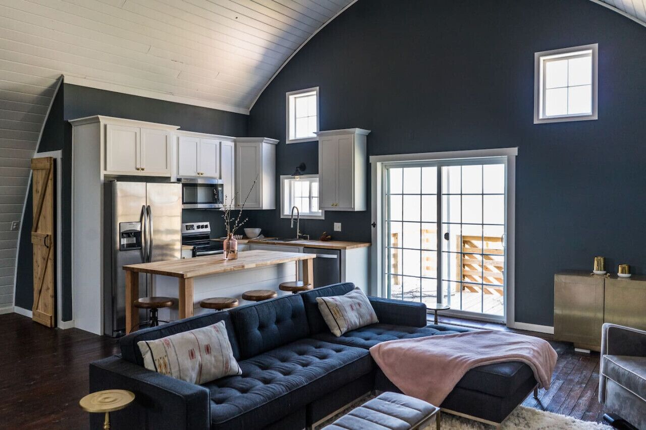 Smart TV, fireplace, books, stereo