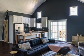 Smart-tv, eldstad, böcker och en stereo