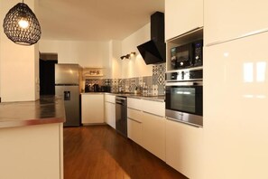 冰箱、微波炉、烤箱、炉灶