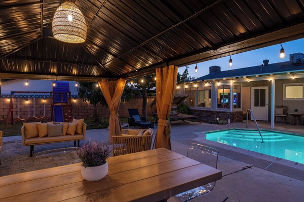 Pool - Breathtaking luxury family retreat (Covina)
