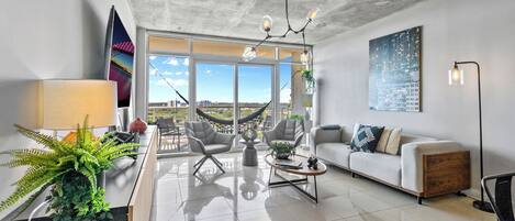 Departamento Deluxe, 1 cama Queen size, para no fumadores, vista a la ciudad | Área de sala de estar | Smart TV de 50 pulgadas con canales por cable