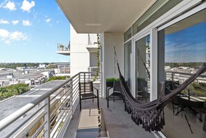 Departamento Deluxe, 1 cama Queen size, para no fumadores, vista a la ciudad | Balcón