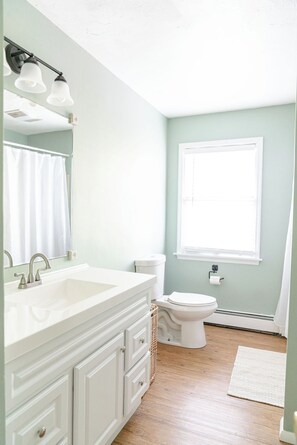 Haartrockner, Handtücher, Seife, Shampoo