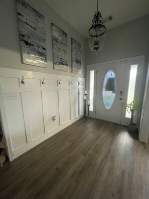 Interior - 15 min drive to GAME day! 3b/2bth home (Northport)