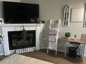 Interior - 15 min drive to GAME day! 3b/2bth home (Northport)