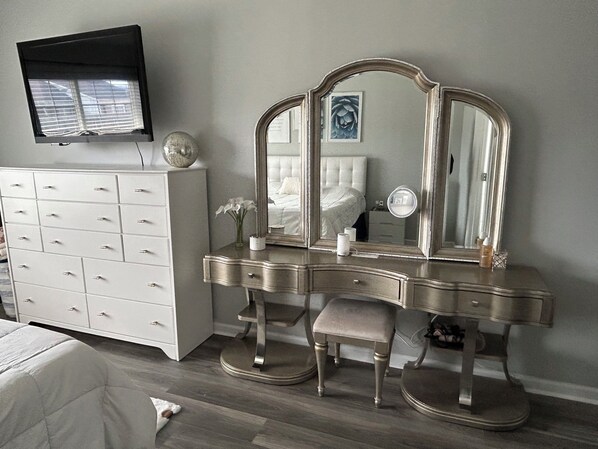 3 bedrooms, WiFi, bed sheets - 15 min drive to GAME day! 3b/2bth home (Northport)