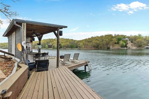 Waterfront Lakehouse with Dock, Kayaks, Paddleboards, Hot tub