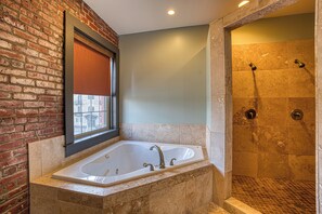 Douche, baignoire Ă jets, sĂšche-cheveux, serviettes fournies