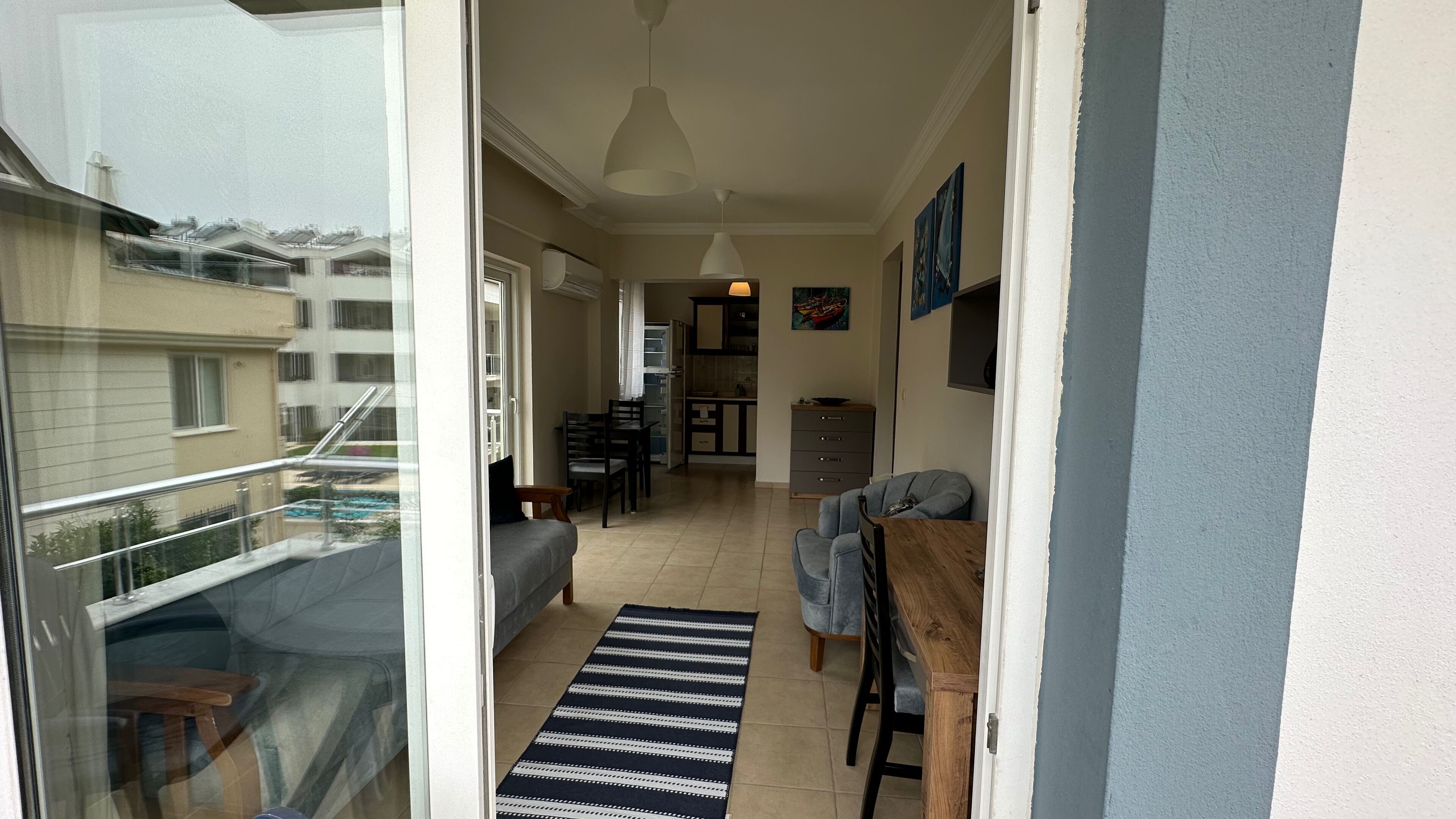 Eine moderne Wohnung mit Balkon, Essbereich und Küche.