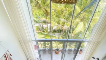 Una Smart TV, libros, una pantalla de ordenador