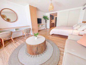 1 غرفة نوم ومكتب ومكواة/لوح كي وسرير سفر