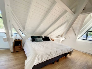 5 bedrooms, iron/ironing board, free WiFi, bed sheets