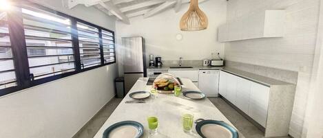 Køleskab, mikrobølgeovn, ovn, kogeplade