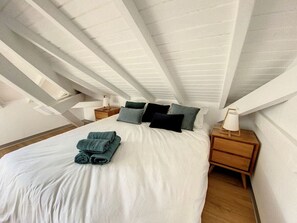 5 bedrooms, iron/ironing board, free WiFi, bed sheets