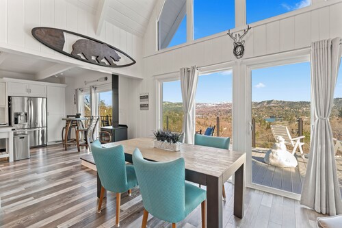 Starry Pines Chalet, Lake Views, Game Room, AC