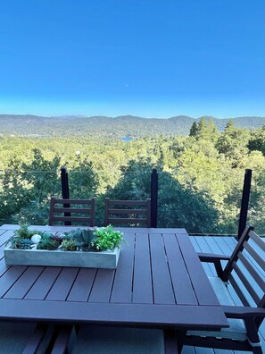 Outdoor dining - Starry Pines Chalet, Lake Views, Game Room, AC (Lake Arrowhead)