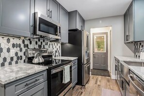 Kühlschrank, Mikrowelle, Ofen, Geschirrspüler