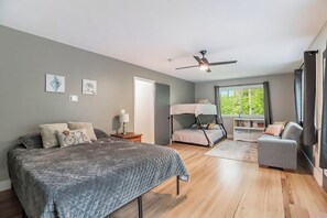 4 室のベッドルーム、WiFi (無料)、ベッドシーツ