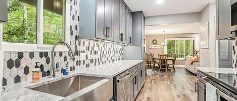 Réfrigérateur, micro-ondes, four, lave-vaisselle