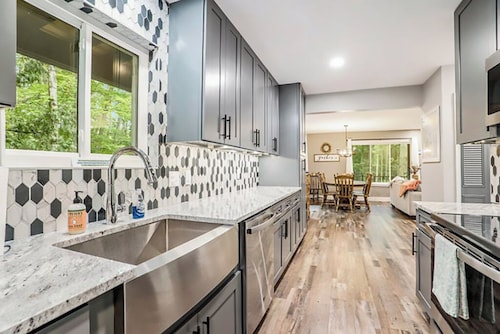 Big Red! Modern clubhouse with Hot Tub! Walking distance to Castle - 4 bedrooms