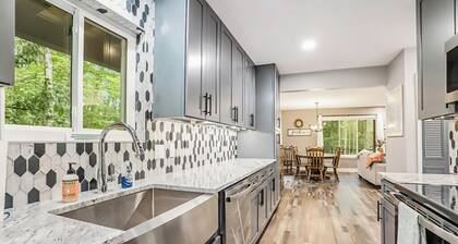 Big Red! Modern clubhouse with Hot Tub! Walking distance to Castle - 4 bedrooms