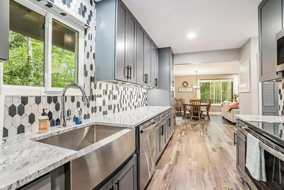 Big Red! Modern clubhouse with Hot Tub! Walking distance to Castle - 4 bedrooms