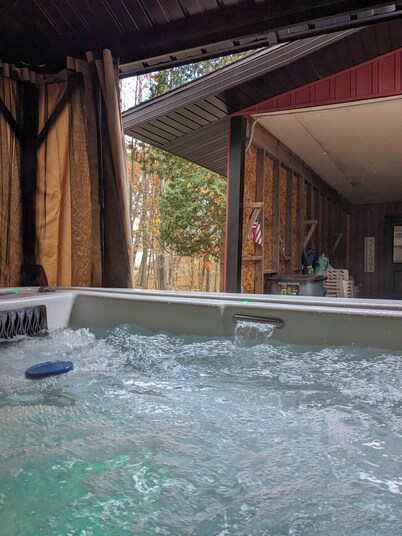 Big Red! Modern clubhouse with Hot Tub! Walking distance to Castle - 4 bedrooms