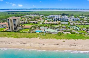 A resort with multiple buildings, a beach, and a pool. - 2-bedroom condo in delightful Fort Pierce with WiFi, AC, fitness room (Fort Pierce)
