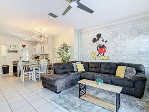 Smart TV, books - Family-Friendly 3BR Home w/ Pool, BBQ & Themed Rooms – 15 Min to Disney! (Kissimmee)